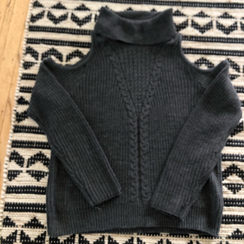 Turtleneck sweater with open shoulders